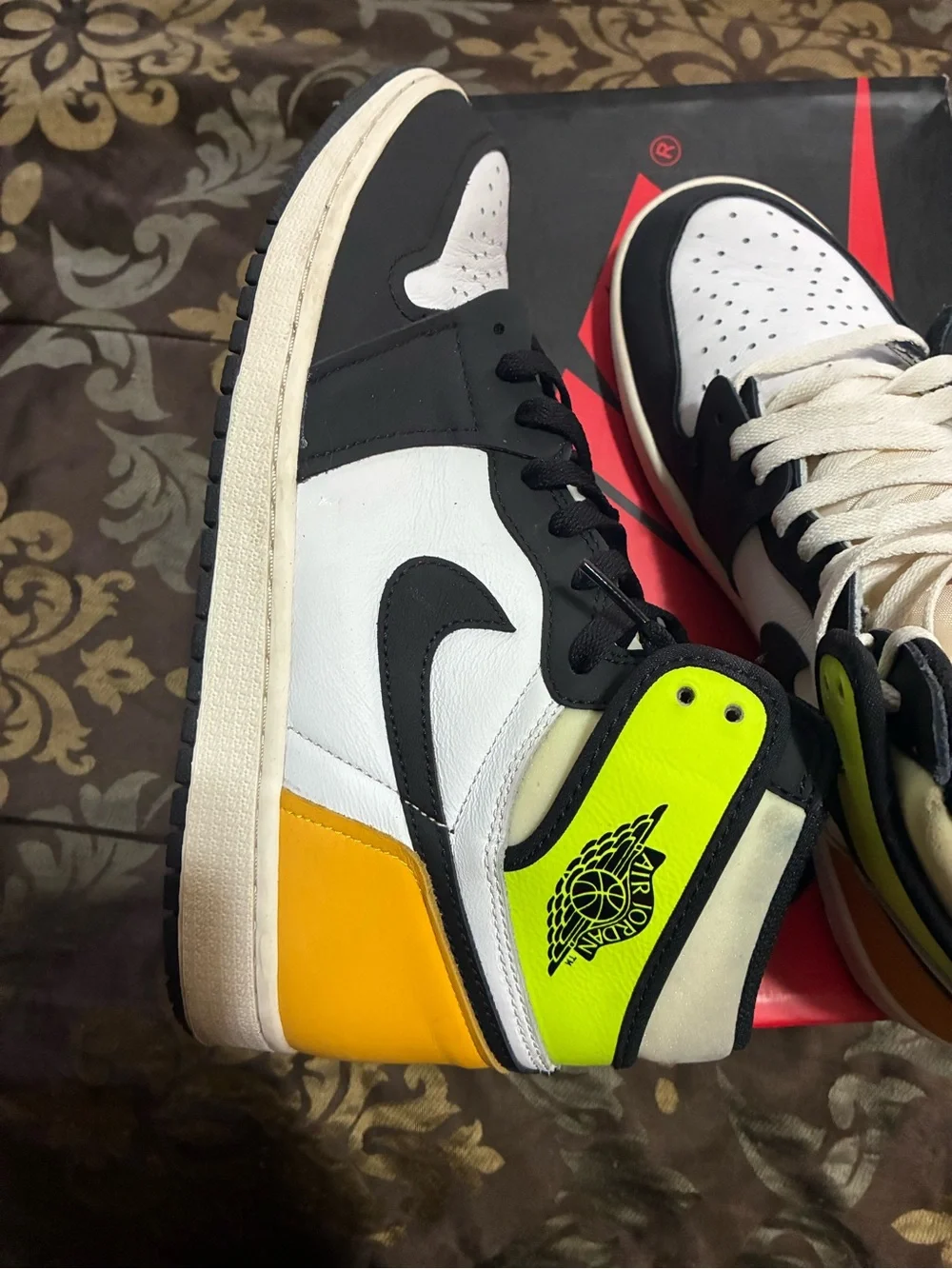 Air Jordan 1 Retro High-Top Men’s Sneakers in White, Black & Yellow